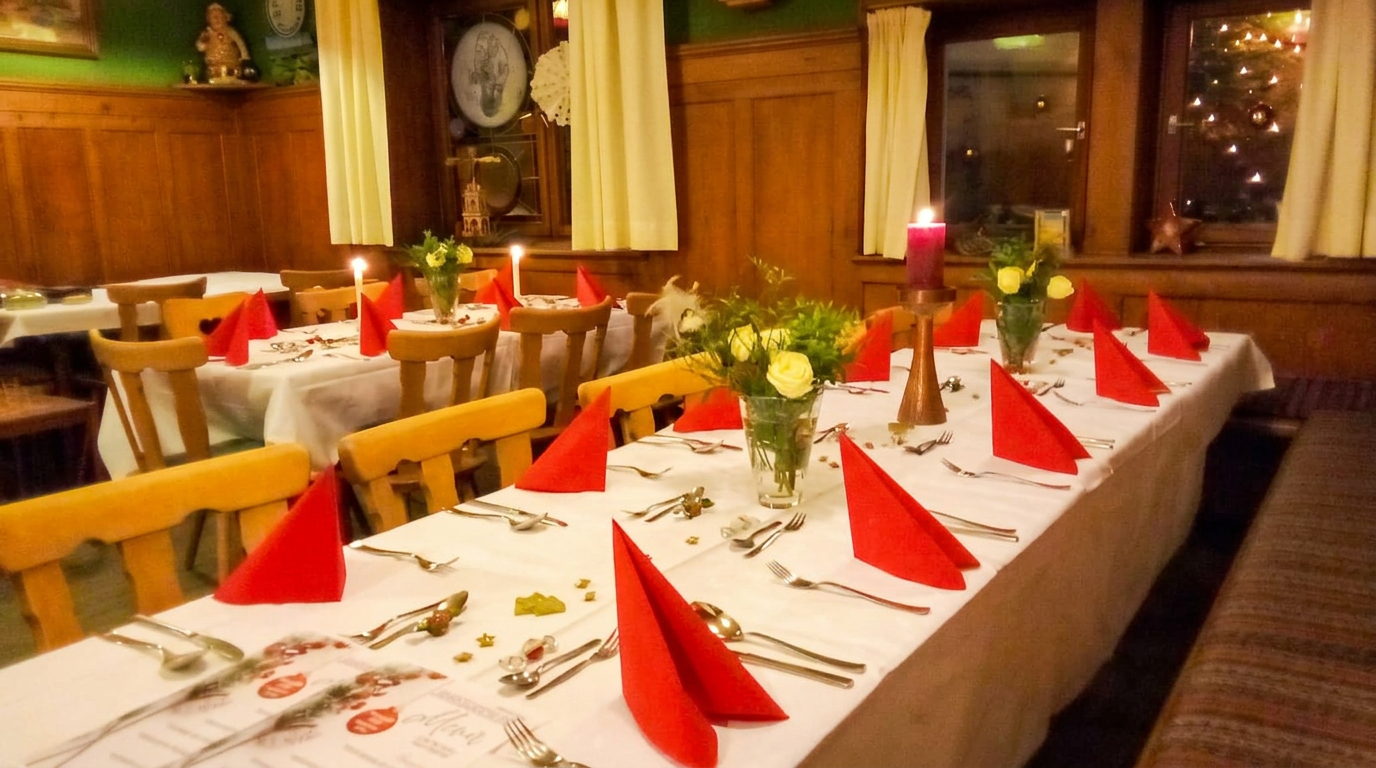 Festlich gedeckte Tafel im Adler-Saal