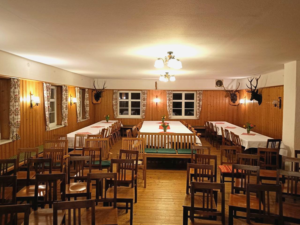 Blick in die Gaststube des Gasthaus Adler Karsee