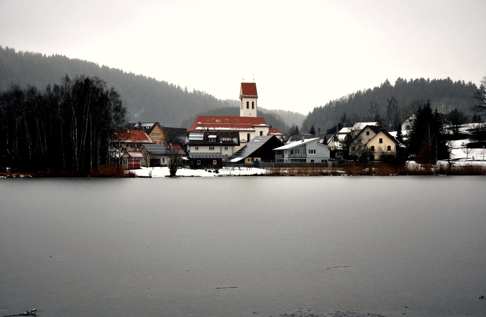 Blick über den Karsee bei Wangen im Allgäu – See mit Dorf und Pfarrkirche