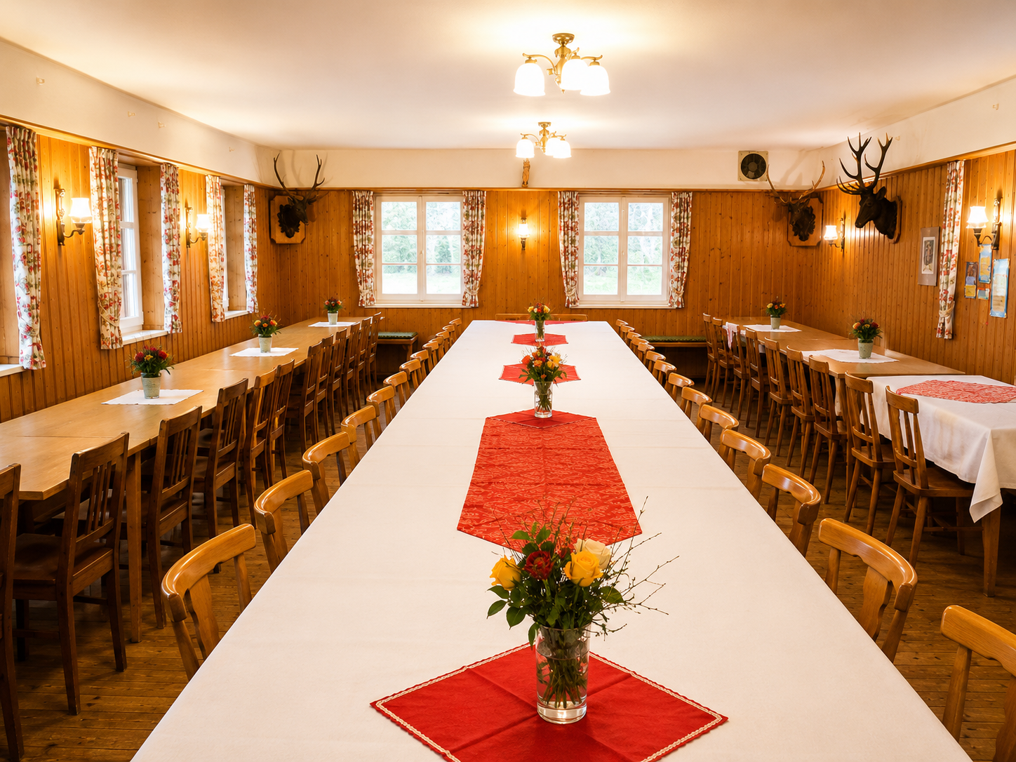 Festlich gedeckte Tafel im historischen Saal des Gasthaus Adler Karsee