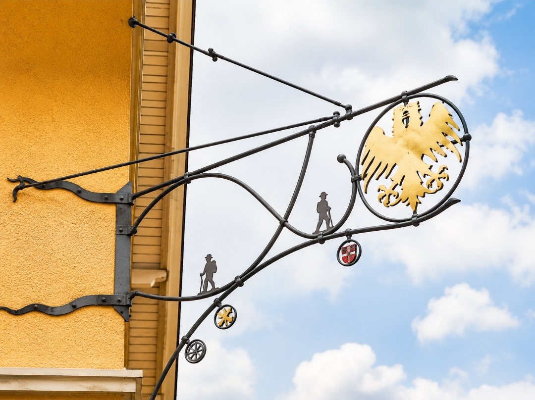 Schmiedeeisernes Adler-Wirtshausschild am Gasthaus Adler Karsee